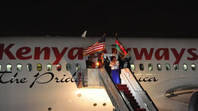 Maafisa wa kipeperusha bendera za Kenya na Marekani kabla ya ndege aina ya Boeing 787-Dreamliner kuanza safari Jumapili