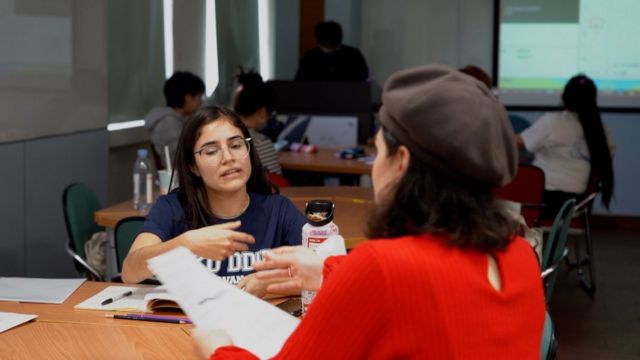 Valentina González con una compañera de clases