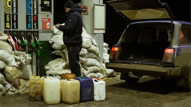 Щоб була електрика, одного генератора замало, - для нього постійно потрібно пальне