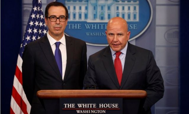 ムニューシン財務長官（写真左）とマクマスター大統領補佐官（同右）は、ベネズエラの民主主義への懸念を表明した（31日、ワシントン）