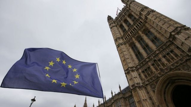 Bandera de la Unión Europea flameando cerca a Westminster