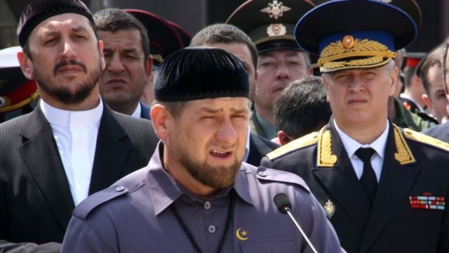 Рамзан Кадиров (у центрі)