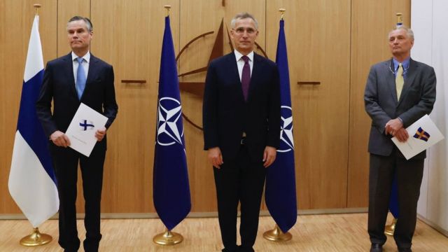 سفير فنلندا لدى الناتو كلاوس كورهونين، والأمين العام لحلف الناتو ينس ستولتنبرغ، وسفير السويد لدى الناتو أكسل ويرنهوف، خلال حفل بمناسبة طلب السويد وفنلندا للعضوية في بروكسل، في 18 مايو 2022