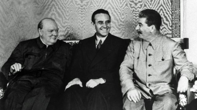 Una imagen tomada en el Kremlin que muestra al embajador estadounidense Averell Harriman, entre Winston Churchill y Joseph Stalin.