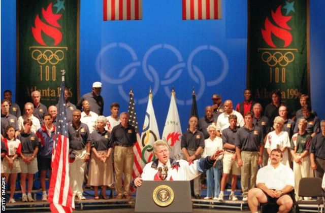 1996年，时任美国总统克林顿在亚特兰大的奥运村演讲。(photo:BBC)