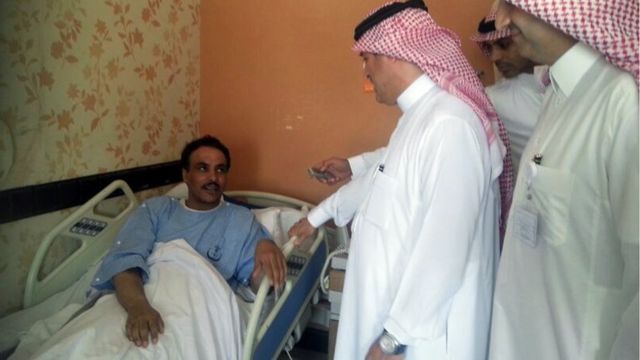 Responsables sanitarios visitan a una paciente en la provincia de al-Agsaa, Arabia Saudita.