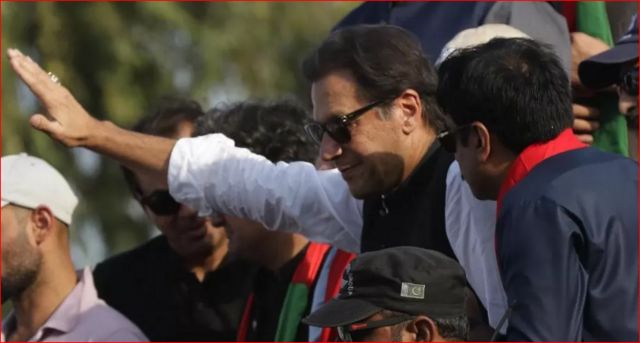 عمران خان راهپیمایی اعتراضی را از لاهور به سمت اسلام‌آباد پایتخت رهبری می‌کرد که تیراندازی بر وی صورت گرفته است