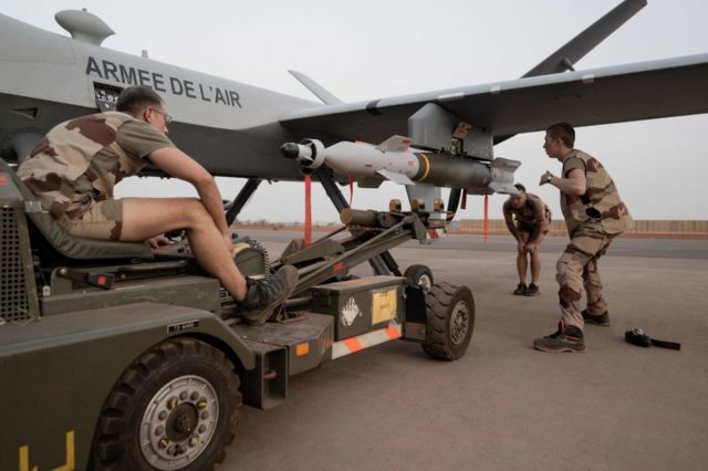 Soldats français retirant une bombe d'un drone à Niamey.