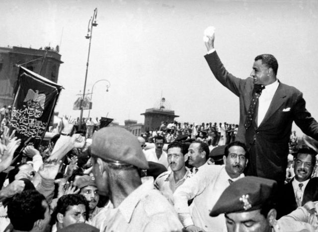 Le président égyptien de l'époque, Gamal Abdel Nasser, nationalise le canal de Suez en juillet 1956, une mesure qui finira par l'opposer à la France, au Royaume-Uni et à Israël.