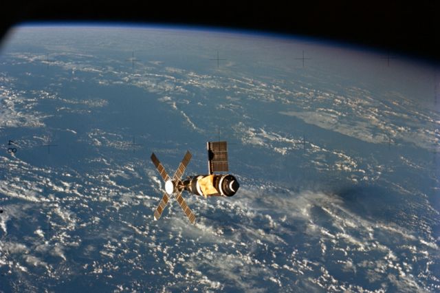 Skylab con la Tierra detrás.