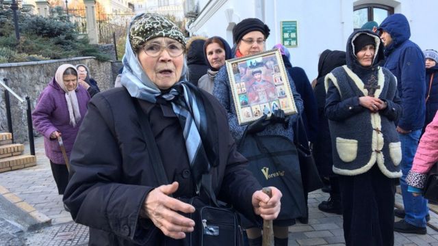 Пожилые женщины у монастыря