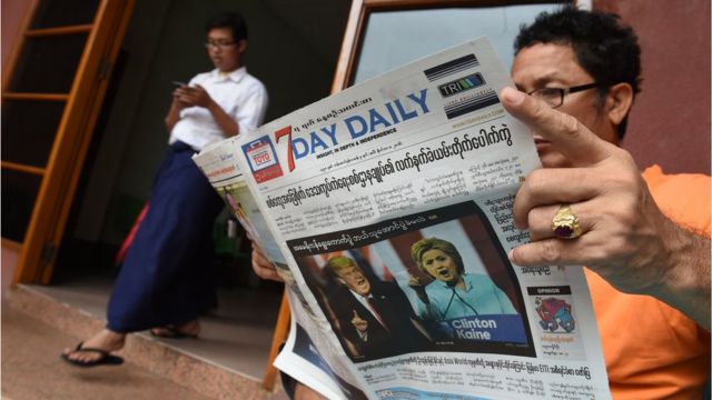 متابعون للصحف في ميانمار التي تغطي الانتخابات الأمريكية على صفحاتها الأولى