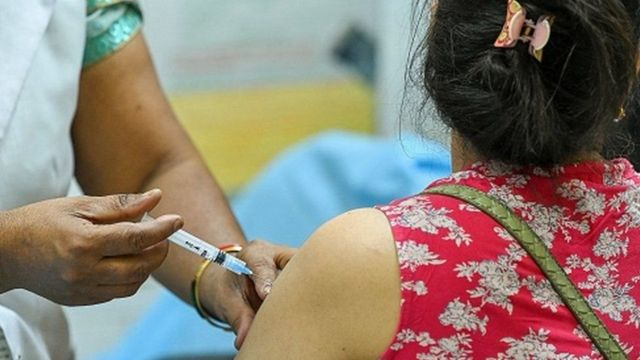 भारत एक अरब कोविड वैक्सीन लगाने के क़रीब पहुंच चुका है