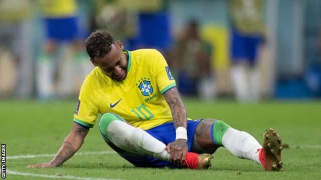 Neymar sofreu 9 faltas contra a Sérvia