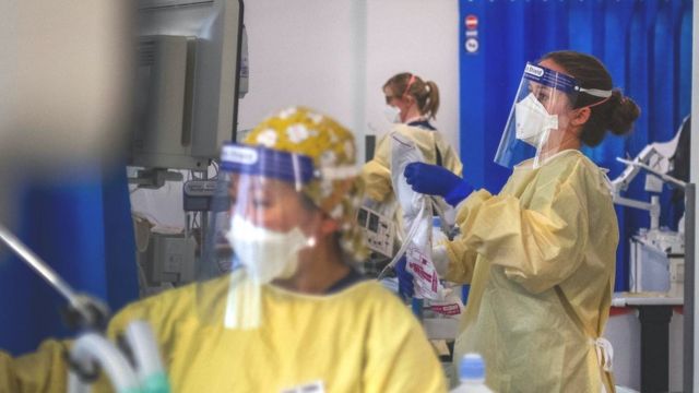 Las enfermeras atienden a los pacientes en la Unidad de Cuidados Intensivos (UCI) del Hospital St George en Tooting, al suroeste de Londres, durante el segundo confinamiento, en enero de 2001