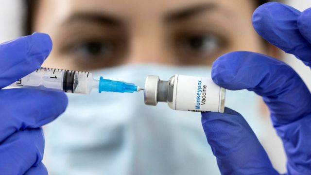 Profissional de saúde segura vacina contra monkeypox