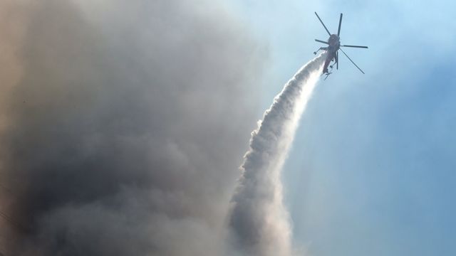 Вертолет тушит пожар в пригороде Афин