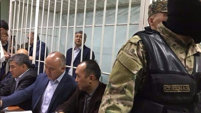 Өмүрбек Текебаев президенттик шайлоого талапкерлигин коюуда
