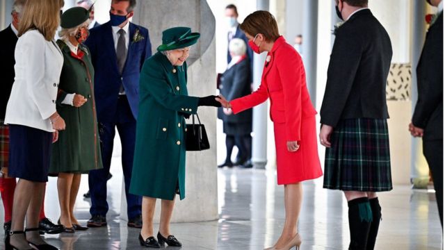 女王與斯特金首席部長握手（2/10/2021）