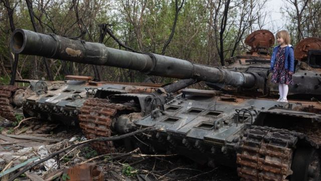 Niña sobre tanque ruso abandonado y fuera de servicio.