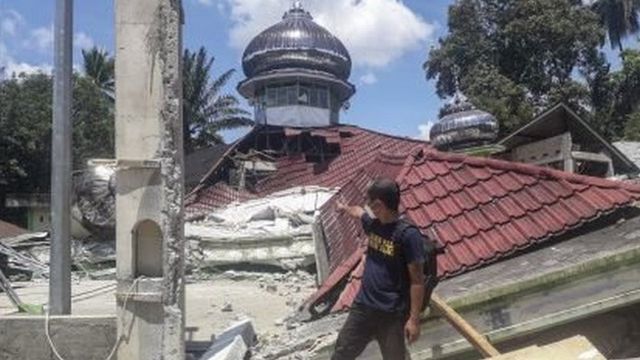 Warga melihat kondisi Masjid Raya Kajai yang rusak akibat gempa bumi di Kecamatan Talamau, Kabupaten Pasaman Barat, Sumatera Barat, Jumat (25/2/2022).