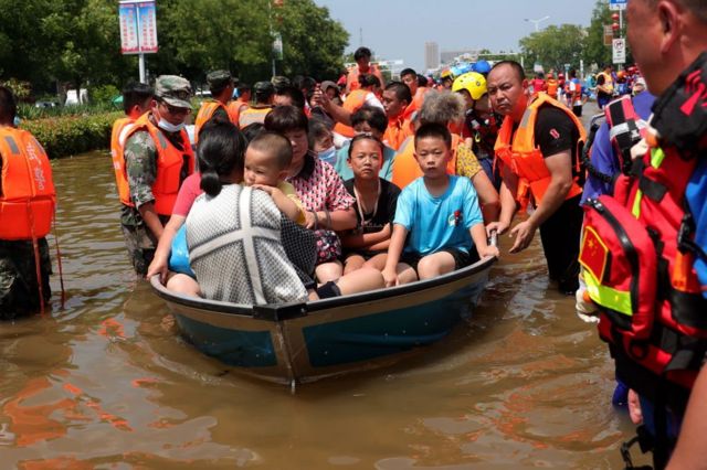 卫辉撤离的民众