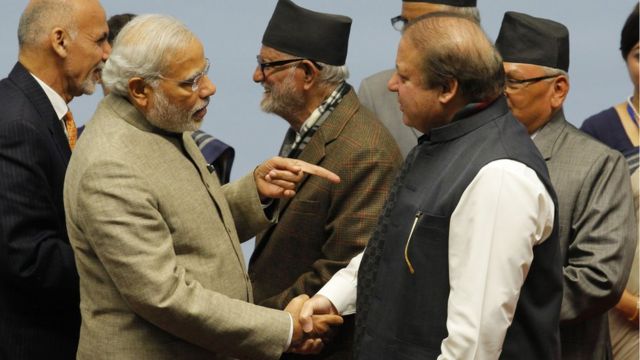 नवाज़ शरीफ़ के साथ नरेंद्र मोदी सार्क सम्मेलन में (फाइल फोटो)