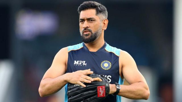 தோனி போட்ட வழக்கில் ஐபிஎஸ் அதிகாரிக்கு 15 நாள் சிறை: என்ன நடந்தது?