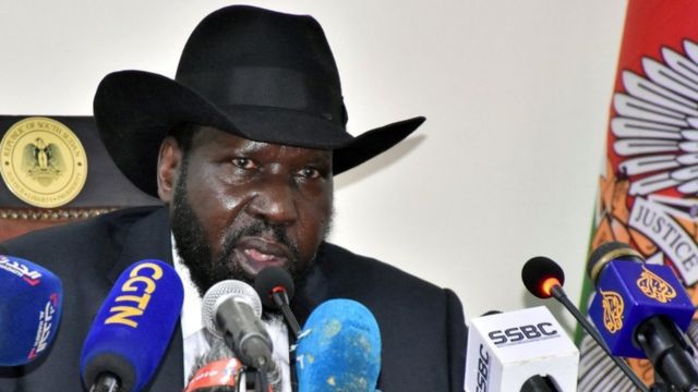 Presidente Salva Kiir: El video parece mostrar al presidente de Sudán del Sur respirando y arrestando a periodistas