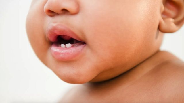 Pour apprendre à parler, les bébés lisent sur les lèvres