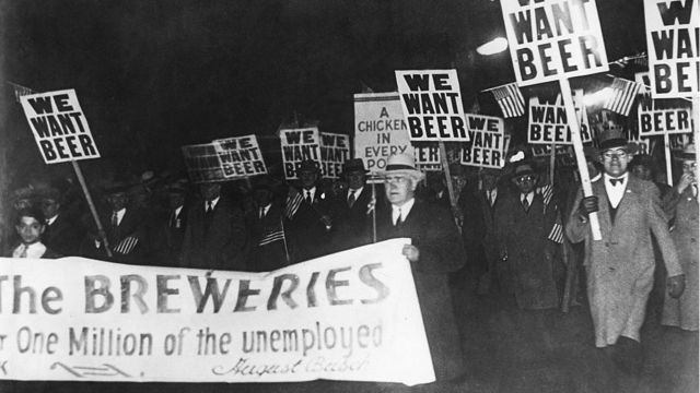 Hombres en demostración con carteles que dicen: "Queremos cerveza".