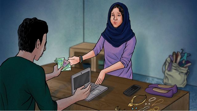 Une femme vend certains de ses biens (ordinateur portable, bijoux et spectacles) à un homme qui lui remet de l'argent.