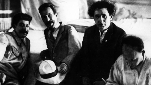 Слева направо: Иосиф Сталин, Алексей Рыков, Григорий Зиновьев и Николай Бухарин