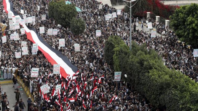 عدد من اليمنيين يخرجون في الشوارع في مظاهرة