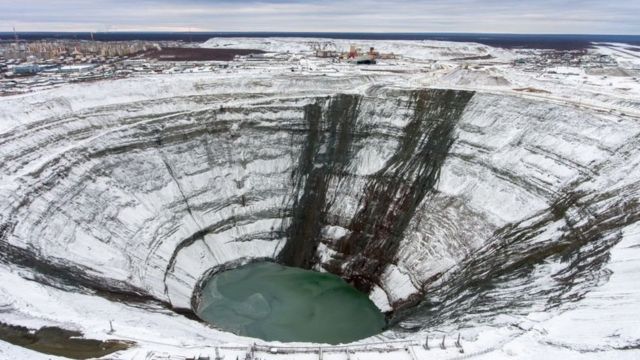 Una vista de una tubería de kimberlita de la mina de diamantes Mir de la División de Minería y Procesamiento Mirny de ALROSA, Rusia.
