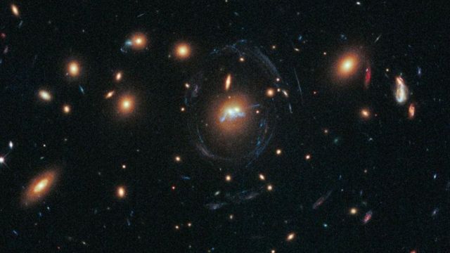 Una serie de estrellas que coliden entre dos galaxias