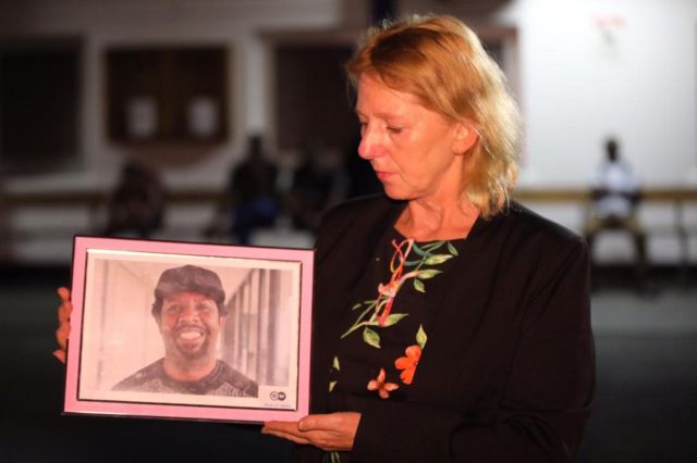 Mkuu wa Idhaa ya Kiswahili Andrea Schmidt akiwa na picha ya marehemu