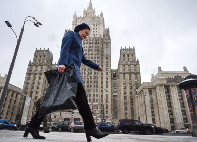 Mujer camina por Moscú