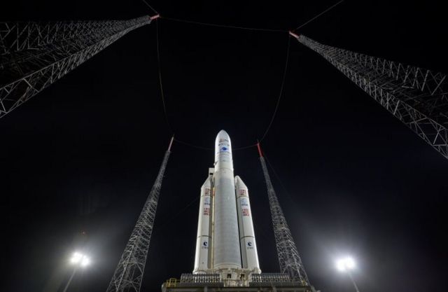 Ракета Ariane 5 с телескопом "Джеймс Уэбб" на стартовой площадке