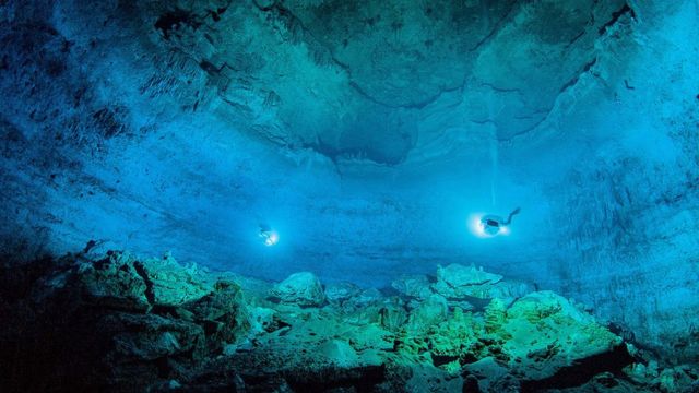Buzos en un cenote