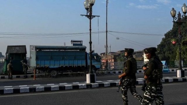 பாதுகாப்பு படையினர்