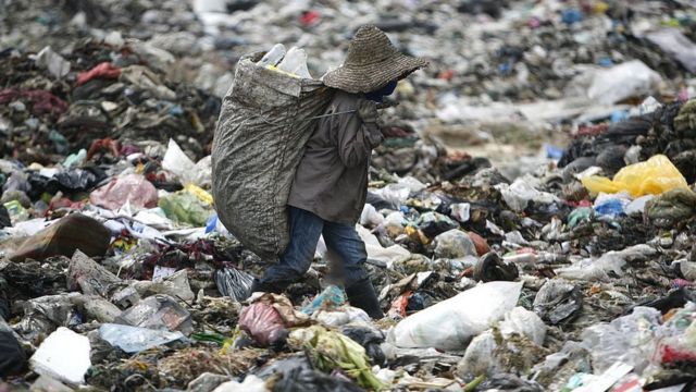 Poluição por plástico: a cidade sufocada por 17 mil toneladas de resíduos -  BBC News Brasil