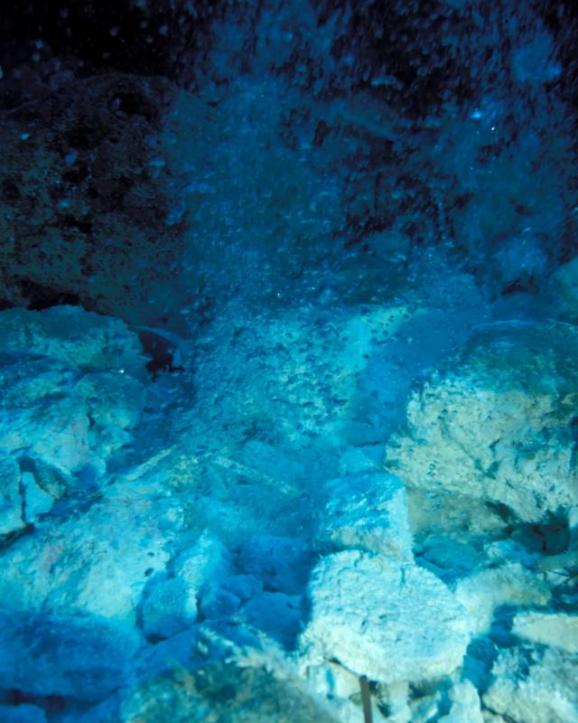 Глубоко под волнами, недалеко от Эольских (Липарских) островов, из вулканических трещин поднимаются газовые пузыри