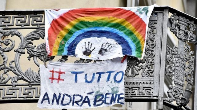 لافتة تقول "كل شيء سيكون على ما يرام" في إحدى الشرفات في مدينة تورينو الإيطالية