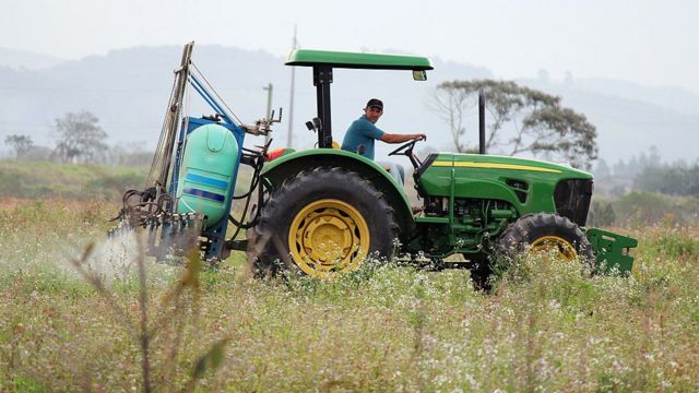 Trator em plantação em Santa Catarina