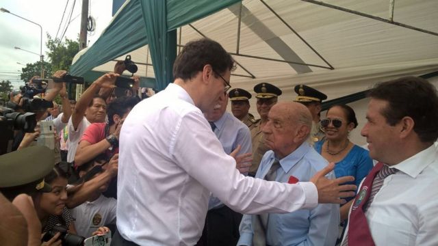 Jorge Sanjinez saludando al embajador de Francia en Perú.
