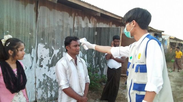 မောင်တောမြို့နယ်ရှိ လှဖိုးခေါင်ယာယီနေရာချထားရေးစခန်းတွင် COVID-19 ရောဂါနှင့်ပတ်သက်၍ ကျန်းမာရေးလုပ်ငန်းများဆောင်ရွက်စဥ်
