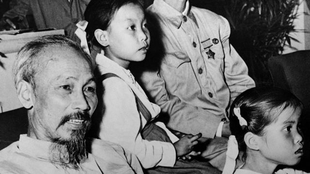 Ho Chi Minh duranrte encontro com jovens e crianças vietnamitas