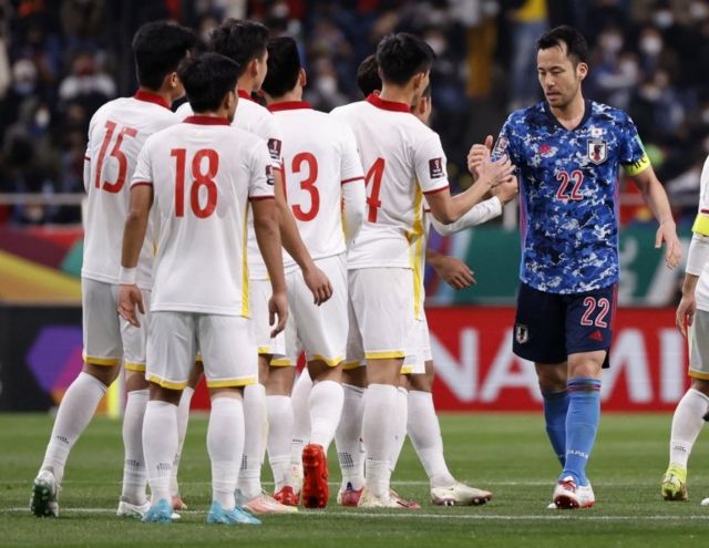 Maya Yoshida của Nhật Bản bắt tay các cầu thủ Việt Nam sau trận đấu