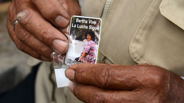 Protesta exigiendo justicia para Berta Cáceres